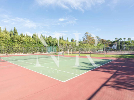Apartamento en venta en Alcazaba Beach, Estepona en primera línea de playa