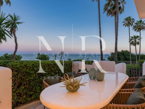 Apartamento en venta en Alcazaba Beach, Estepona en primera línea de playa