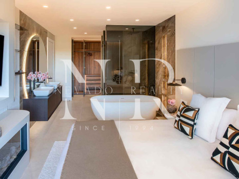 Apartment for sale in Los Granados del Mar, Estepona, on the beachfront