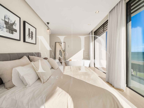 Villa en venta en Estepona Este, en primera línea de playa