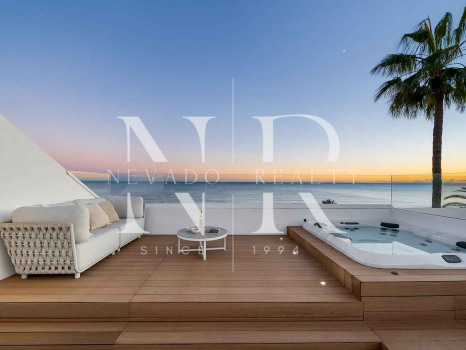 Villa en venta en Estepona Este, en primera línea de playa