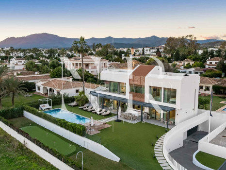 Villa en venta en Estepona Este, en primera línea de playa