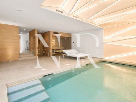 Villa en venta en Estepona Este, en primera línea de playa