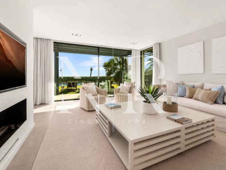 Villa en venta en Estepona Este, en primera línea de playa