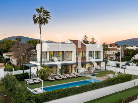 Villa en venta en Estepona Este, en primera línea de playa