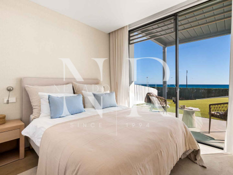 Villa en venta en Estepona Este, en primera línea de playa