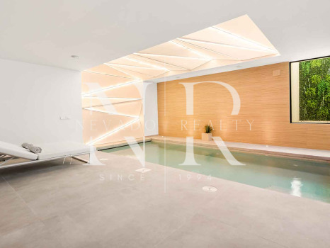 Villa en venta en Estepona Este, en primera línea de playa