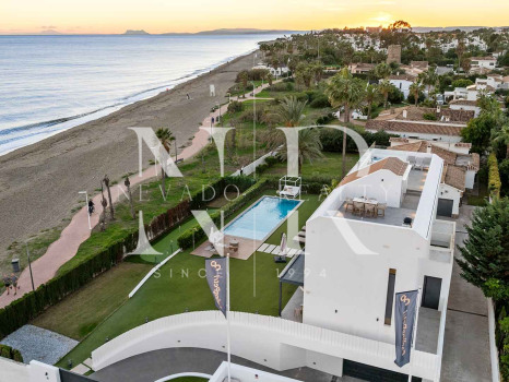 Villa en venta en Estepona Este, en primera línea de playa