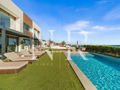 Villa en venta en Estepona Este, en primera línea de playa