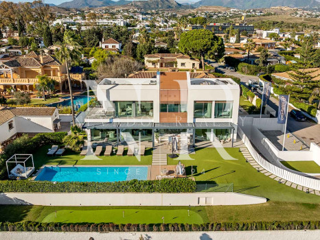 Villa en venta en Estepona Este, en primera línea de playa