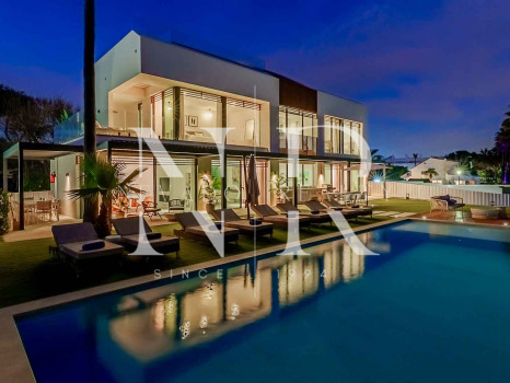 Villa en venta en Estepona Este, en primera línea de playa