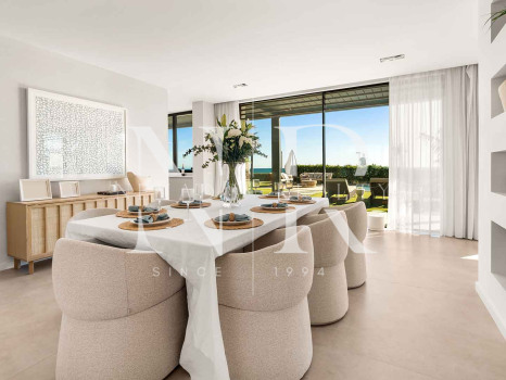 Villa en venta en Estepona Este, en primera línea de playa