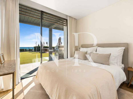 Villa en venta en Estepona Este, en primera línea de playa