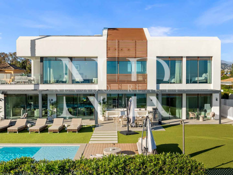 Villa en venta en Estepona Este, en primera línea de playa