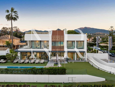 Villa en venta en Estepona Este, en primera línea de playa