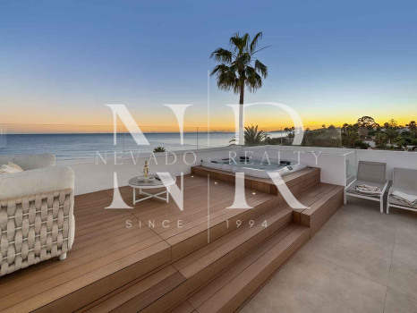 Villa en venta en Estepona Este, en primera línea de playa