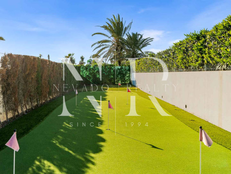 Villa en venta en Estepona Este, en primera línea de playa