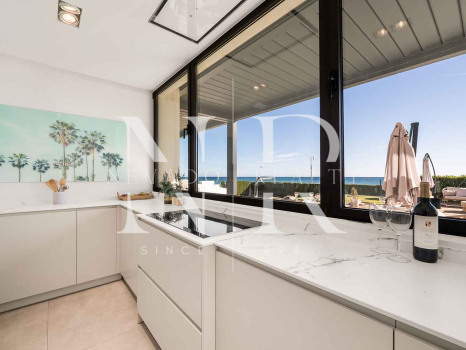 Villa en venta en Estepona Este, en primera línea de playa