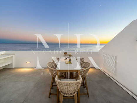 Villa en venta en Estepona Este, en primera línea de playa