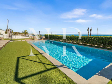 Villa en venta en Estepona Este, en primera línea de playa