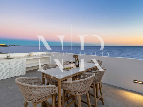 Villa en venta en Estepona Este, en primera línea de playa