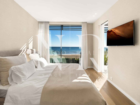 Villa en venta en Estepona Este, en primera línea de playa