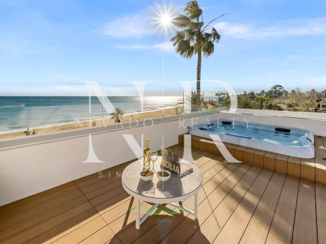 Villa en venta en Estepona Este, en primera línea de playa