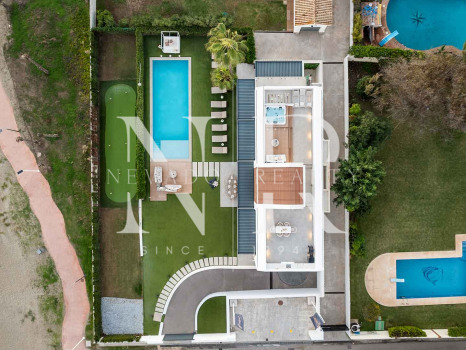 Villa en venta en Estepona Este, en primera línea de playa