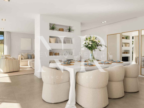 Villa en venta en Estepona Este, en primera línea de playa