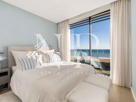 Villa en venta en Estepona Este, en primera línea de playa