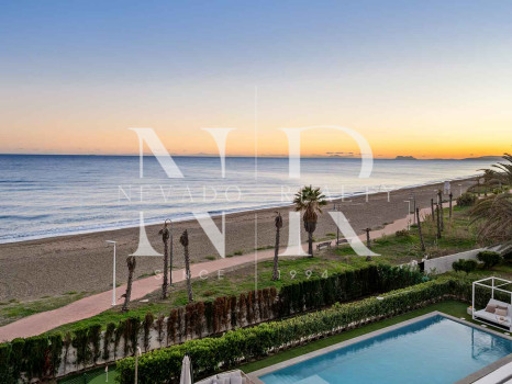 Villa en venta en Estepona Este, en primera línea de playa