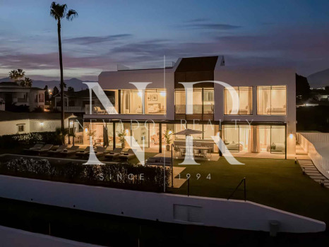 Villa en venta en Estepona Este, en primera línea de playa