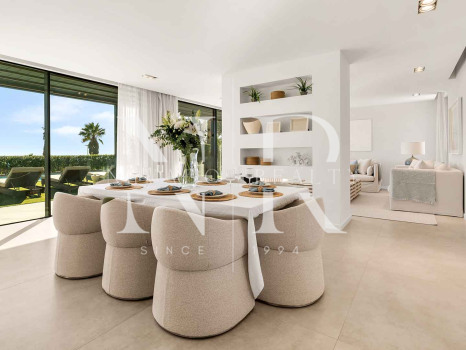Villa en venta en Estepona Este, en primera línea de playa