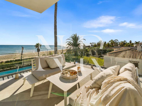 Villa en venta en Estepona Este, en primera línea de playa