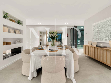 Villa en venta en Estepona Este, en primera línea de playa