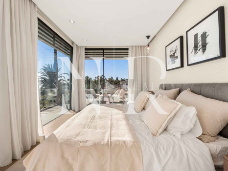 Villa en venta en Estepona Este, en primera línea de playa