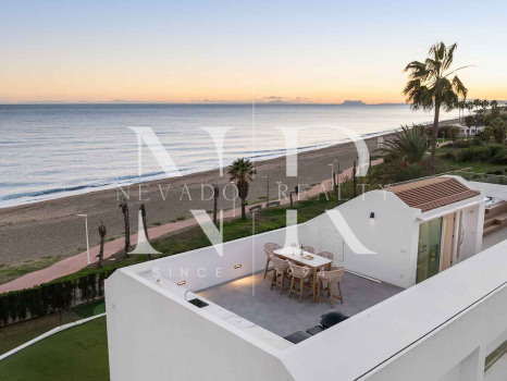 Villa en venta en Estepona Este, en primera línea de playa