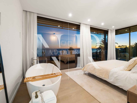 Villa en venta en Estepona Este, en primera línea de playa