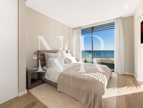 Villa en venta en Estepona Este, en primera línea de playa