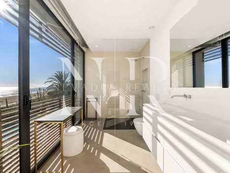 Villa en venta en Estepona Este, en primera línea de playa