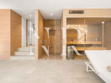 Villa en venta en Estepona Este, en primera línea de playa