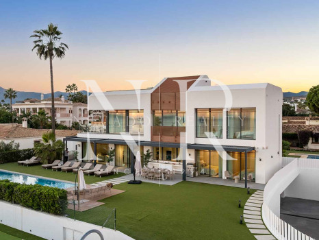 Villa en venta en Estepona Este, en primera línea de playa