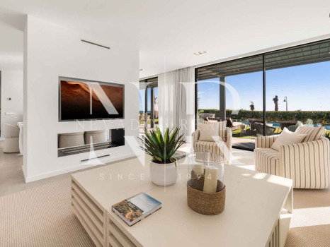 Villa en venta en Estepona Este, en primera línea de playa