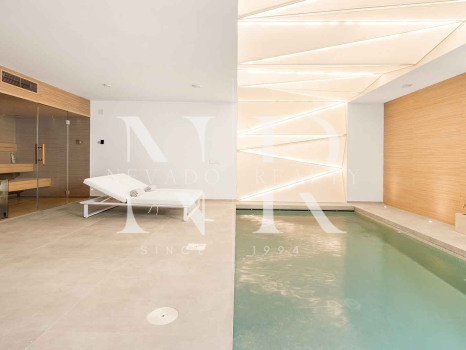 Villa en venta en Estepona Este, en primera línea de playa