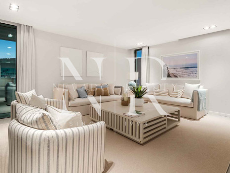 Villa en venta en Estepona Este, en primera línea de playa