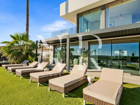Villa en venta en Estepona Este, en primera línea de playa
