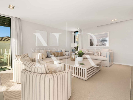 Villa en venta en Estepona Este, en primera línea de playa
