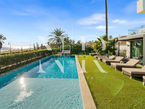 Villa en venta en Estepona Este, en primera línea de playa