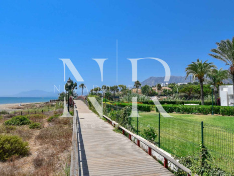Villa for sale in Los Monteros Playa, with sea views