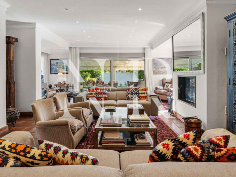 Villa for sale in Los Monteros Playa, with sea views